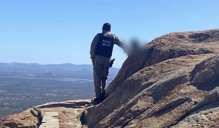 You are currently viewing Policiais Militares evitam que mulher se jogue da Pedra do Tendó em Teixeira