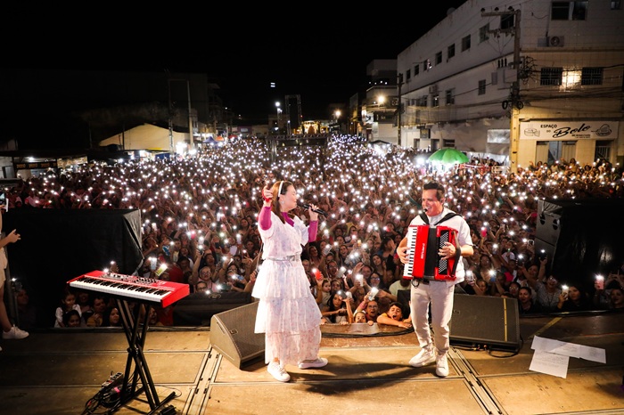 Read more about the article Tabira: Ana Clara Rocha e Ítalo Poeta emocionam multidão em noite histórica de fé na abertura da Festa de Agosto