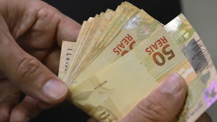 Read more about the article Salário mínimo deve subir para R$ 1.631 no próximo ano, prevê governo