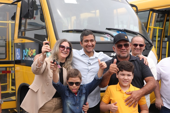 Read more about the article Flávio Marques entregou mais dois micro-ônibus para a educação de Tabira
