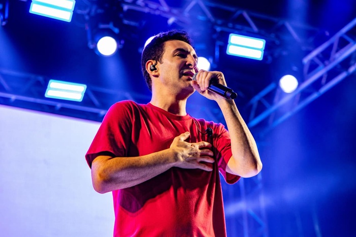 Read more about the article Leandro Borges comandou noite de fé e louvor no Itapetim com Cristo 2025