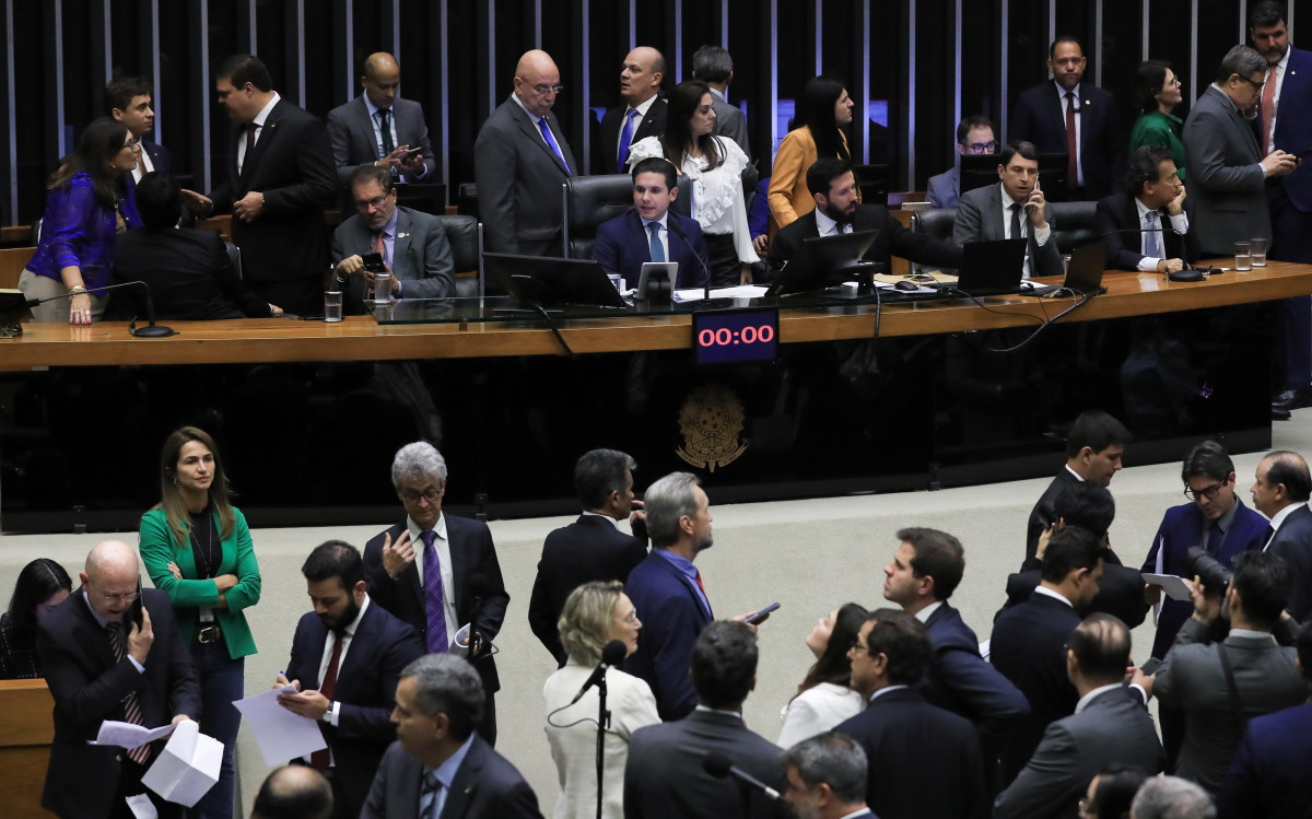 Read more about the article Câmara aprova urgência para projeto de anistia a golpistas