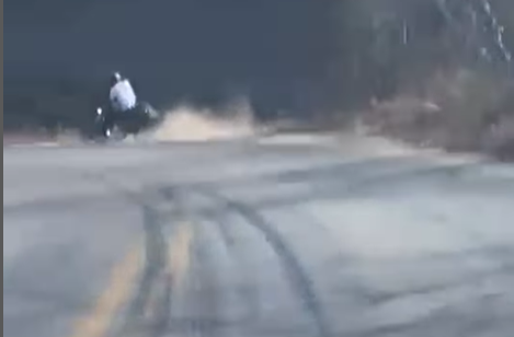 Read more about the article Homem cai de moto na curva do Ambó