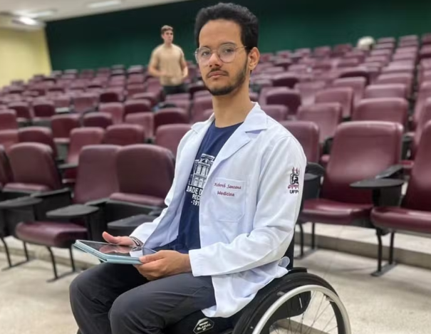 You are currently viewing Jovem descobre que passou em medicina após acordar de coma e ficar paraplégico