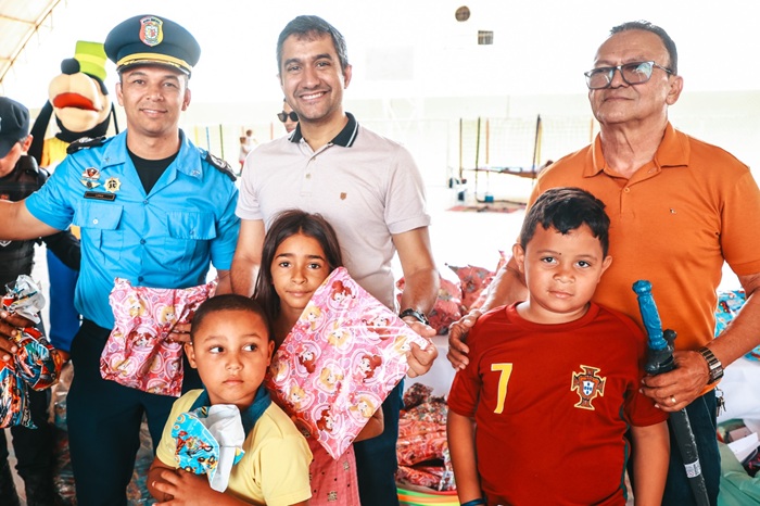 Read more about the article Guarda Municipal de Tabira realiza entrega de brinquedos e leva alegria às crianças do município