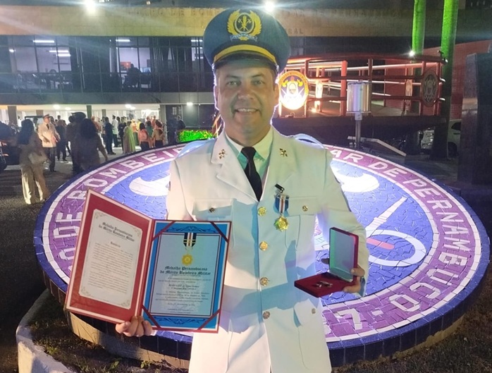 Read more about the article Bombeiro Afogadense que mora em São José do Egito, recebeu mais alta condecoração do Corpo de Bombeiros 