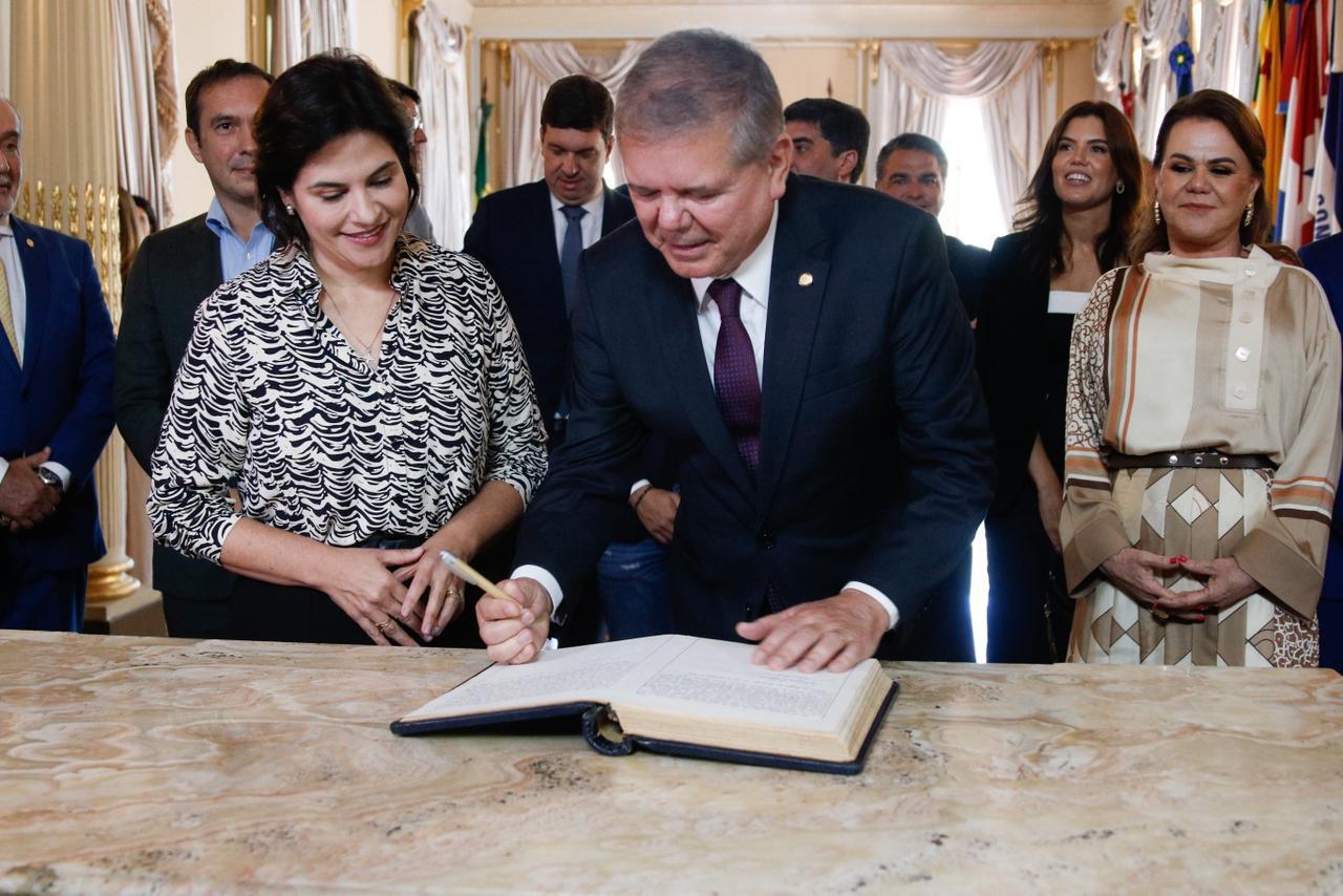 Read more about the article Desembargador assumiu Governo de Pernambuco 