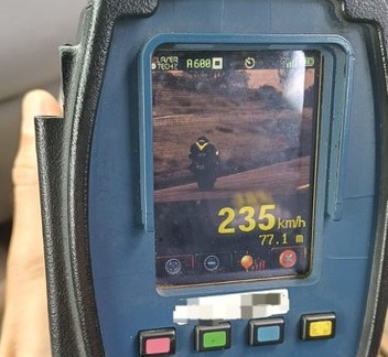 Read more about the article PRF flagra motocicleta a 235 km/h em Sairé