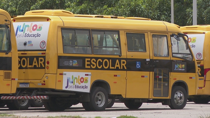 Read more about the article Governo de Pernambuco cobriu marcas de programa federal em ônibus escolares, diz denúncia