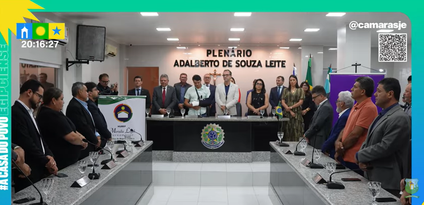 Read more about the article Câmara de Vereadores entregou títulos e moções em sessão solene nessa terça (18)