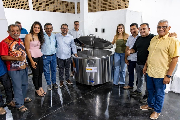 Read more about the article Governo de Itapetim entrega tanque de resfriamento de leite de cabra à associação de produtores do município