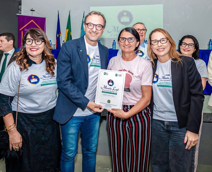 Read more about the article Prefeito Fredson destaca avanço do Moradia Legal e parceria Tribunal de Justiça na entrega de títulos no Conjunto Habitacional Júnior Valadares