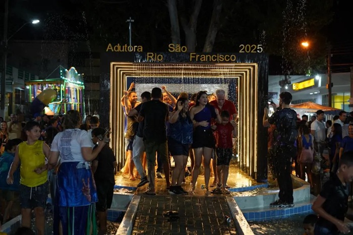 Read more about the article Água do Rio São Francisco chega e Teixeira celebra com festa