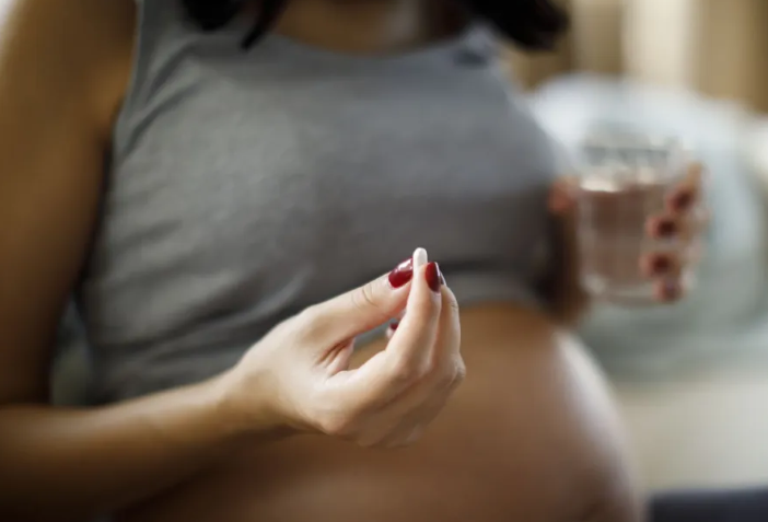 Read more about the article Paracetamol na gravidez não aumenta risco de autismo, TDAH ou deficiência intelectual, diz estudo