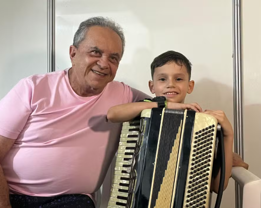 Read more about the article Sanfoneiro de 14 anos realizou sonho de conhecer Flávio José