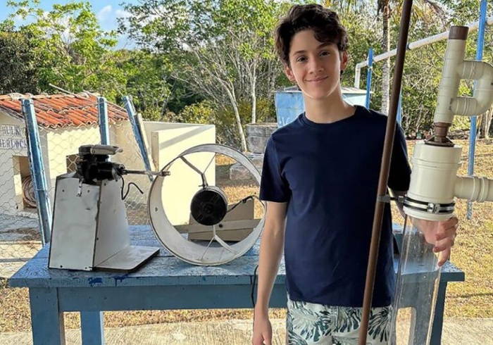 Read more about the article Estudante de 14 anos ganha prêmios internacionais ao criar bomba eólica com material reciclável para levar água a famílias em áreas secas