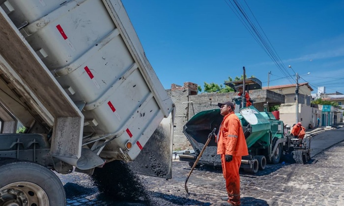Read more about the article Fredson Brito celebra chegada do asfalto ao bairro Ipiranga 