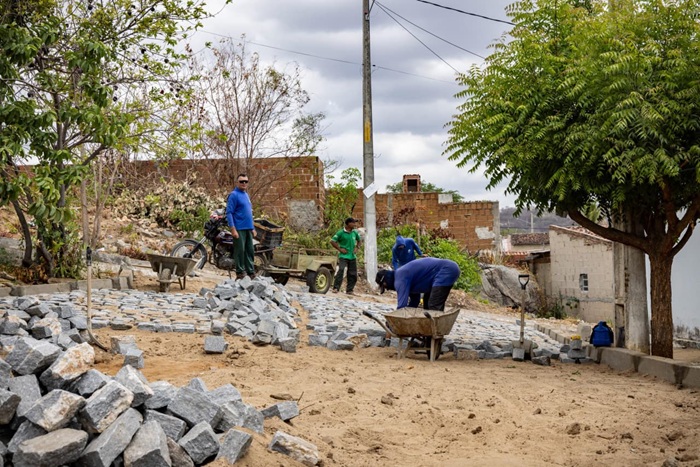 Read more about the article Prefeitura de Itapetim inicia complementação do calçamento na Rua Professor Antônio Nunes