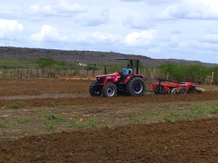 Read more about the article Prefeitura de Brejinho inicia aração de terras para agricultores do município