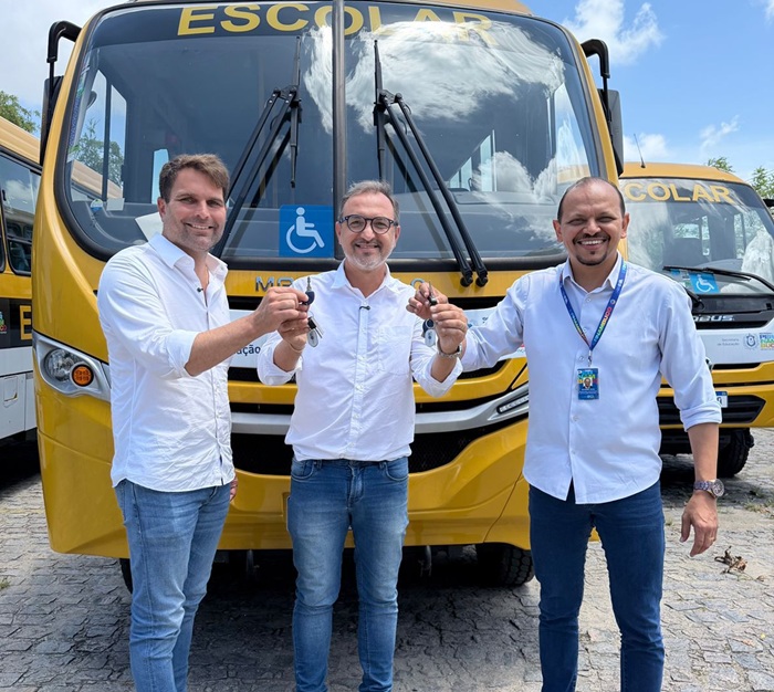 Read more about the article Fredson Brito recebeu mais dois ônibus escolares