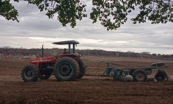 Read more about the article Prefeitura de Itapetim inicia aração de terra para os agricultores