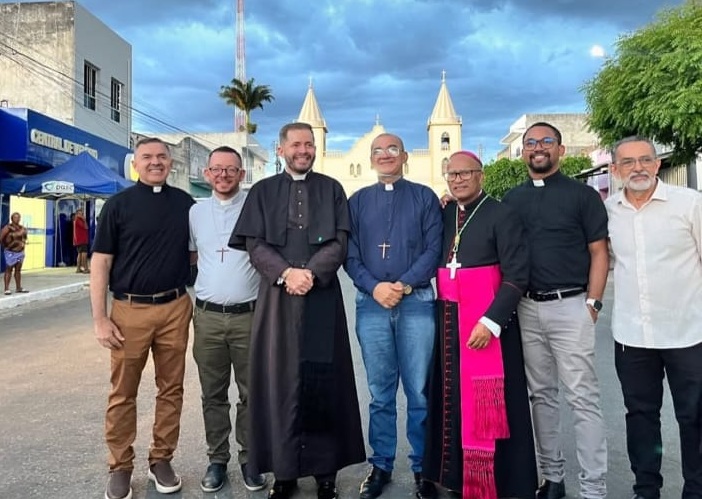 Read more about the article Novos padres chegam a Santa Terezinha-PE