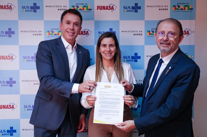 Read more about the article Em Brasília, prefeita Aline Karina assina convênio para construção de 99 cisternas em Itapetim