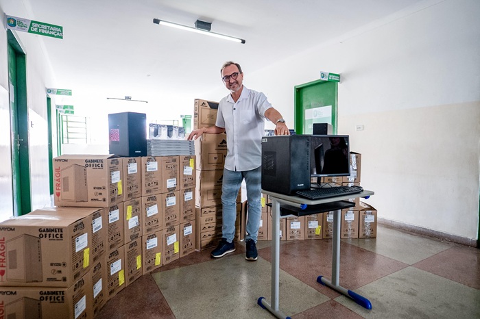 Read more about the article Prefeito Fredson apresenta investimento em tecnologia com chegada de 50 novos computadores