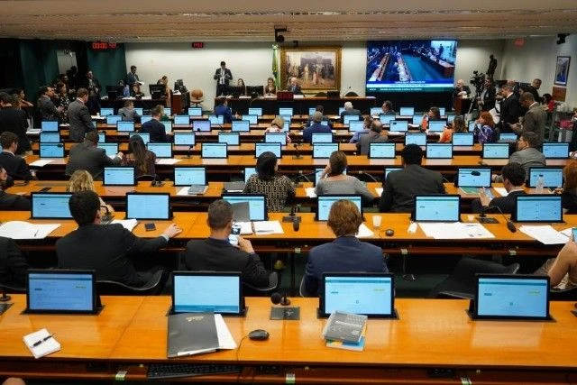 Read more about the article Hugo Motta encaminha PEC do fim da escala 6×1 à CCJ