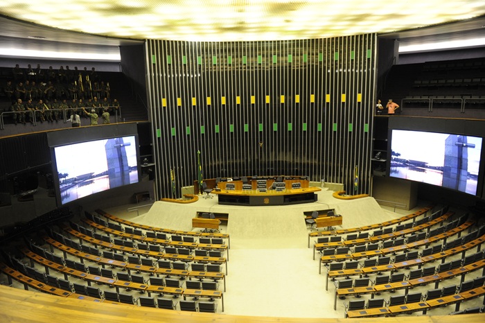 Read more about the article Brasil gasta R$ 3,5 milhões por ano com cada deputado federal