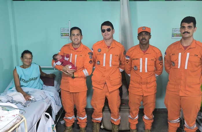 Read more about the article Bombeiros fazem parto em casa, e mãe coloca nome do filho em homenagens a eles
