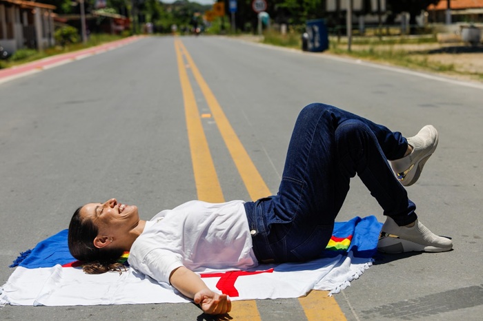 Read more about the article No dia em que João lança pré-candidatura, Raquel posta foto deitada em rodovia