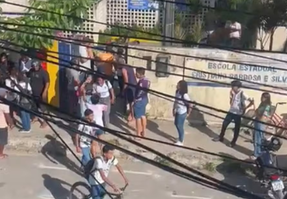 Read more about the article MPPE pede que adolescente responda na Justiça por tripla tentativa de feminicídio após ter esfaqueado colegas em escola estadual