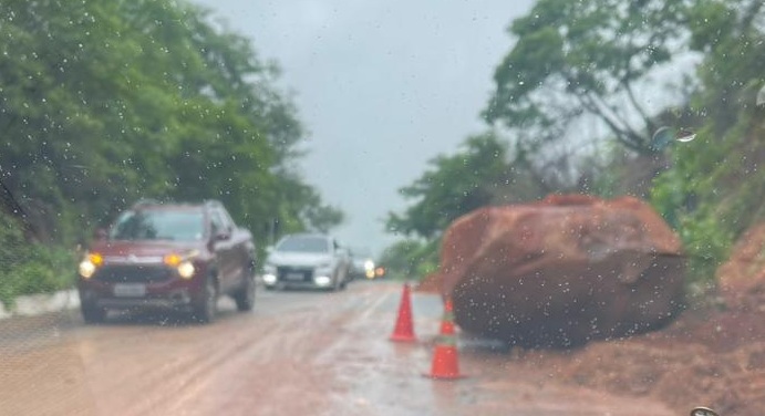 Read more about the article Serra do Teixeira amanheceu com trechos parcialmente interditados após deslizamentos provocados pelas fortes chuvas