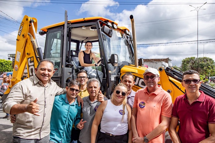 Read more about the article Governo Municipal de Itapetim realiza entrega de retroescavadeira 0 km