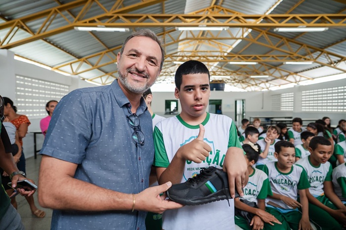 Leia mais sobre o artigo Prefeito Fredson entregou tênis para alunos do fundamental 2 e EJA em São José do Egito