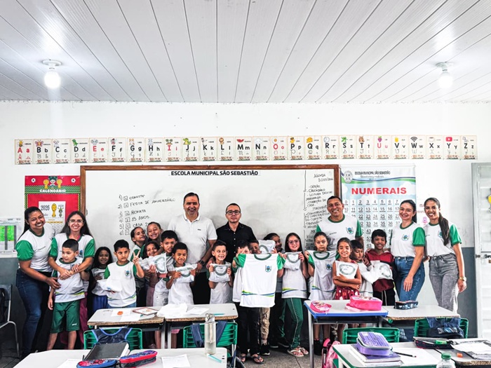 Leia mais sobre o artigo Prefeitura de Brejinho entrega 1.500 fardamentos e reforça investimentos no ensino municipal