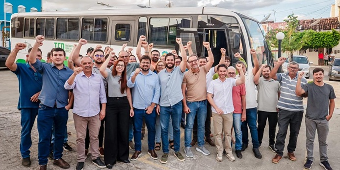 Read more about the article Prefeito Fredson e vereador Vicente de Vevéi receberam deputado Túlio Gadelha para entrega de ônibus do TFD em São José do Egito