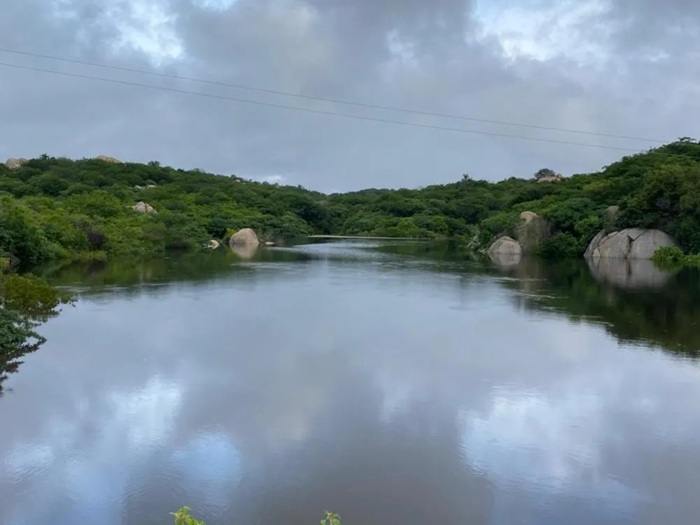 Leia mais sobre o artigo Açude volta a sangrar após mais de 10 anos na Zona Rural de Itapetim