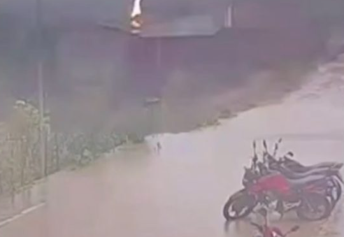 Leia mais sobre o artigo Raio atinge casa em Caruaru e família escapa de tragédia por estar fora tomando banho de chuva