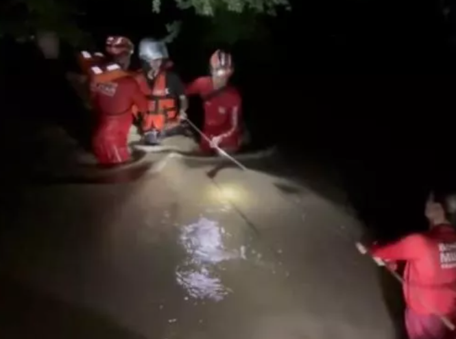 Leia mais sobre o artigo Chuvas elevam nível de rio e casal precisou ser resgatado pelos bombeiros em cidade da Paraíba