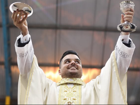 Leia mais sobre o artigo Fé e emoção marcam ordenação do Padre Carlos Martins em São José do Egito