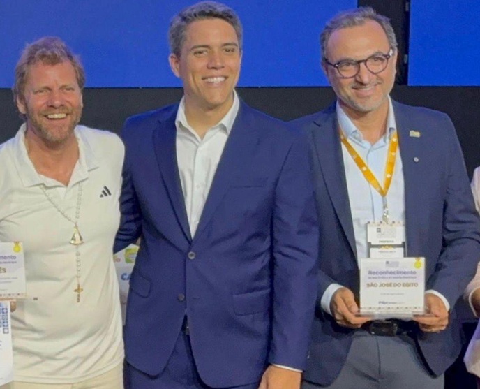 Leia mais sobre o artigo Prefeito Fredson recebe prêmio pelo trabalho na agricultura em São José do Egito