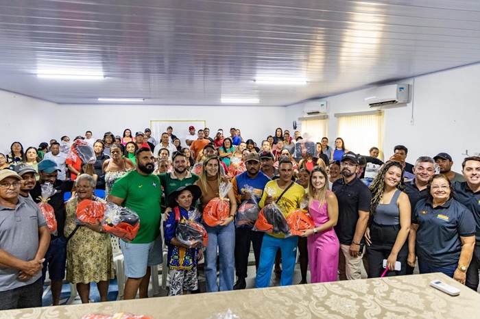 Leia mais sobre o artigo Prefeitura de Itapetim entrega novo fardamento a equipe de Limpeza urbana
