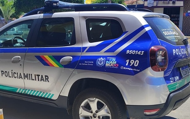 Leia mais sobre o artigo Polícia recapturado suspeito depois dele fugir de viatura em movimento em São José do Egito