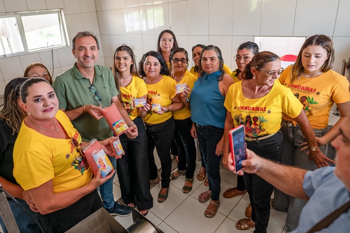 Leia mais sobre o artigo Prefeito Fredson participa de entrega de equipamentos para mulheres produtoras na comunidade de Ipoeira