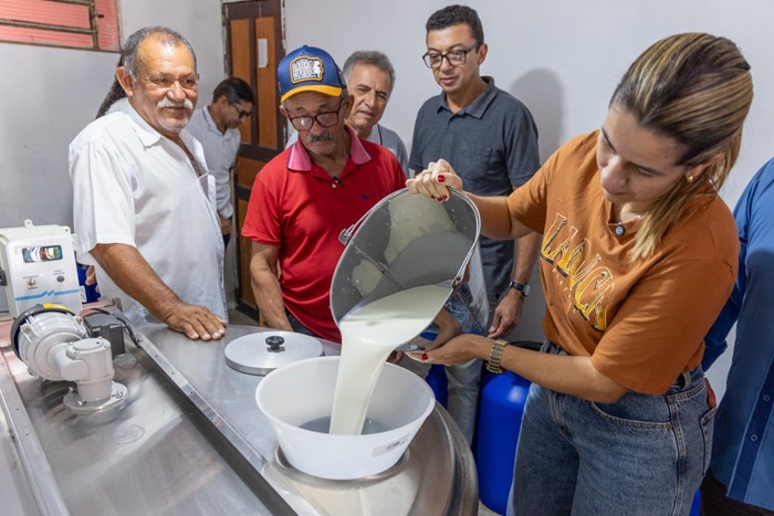 Leia mais sobre o artigo 1ª coleta de leite de cabra marca início do funcionamento de tanque de resfriamento implantado pela Prefeitura em São Vicente