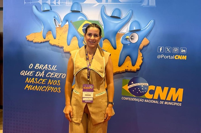 Leia mais sobre o artigo Aline Karina aproveita viagem à Marcha dos Prefeitos e garante micro-ônibus e recursos para Itapetim