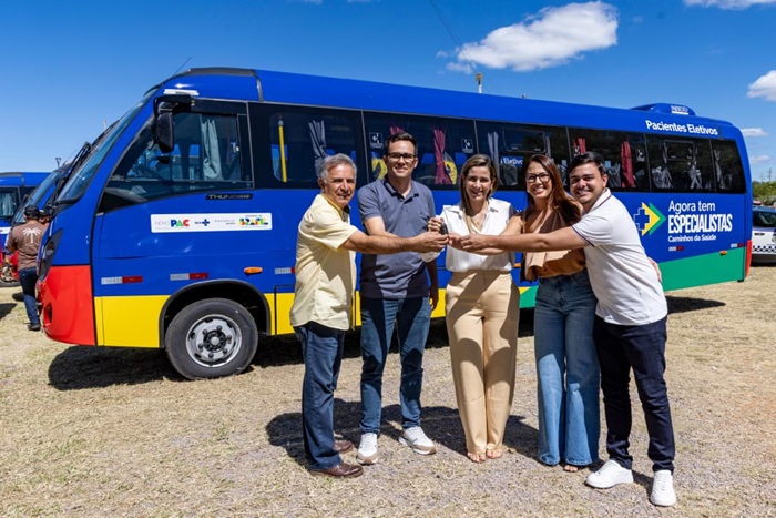 Leia mais sobre o artigo Prefeita Aline Karina celebra conquista de novo micro-ônibus para a saúde de Itapetim