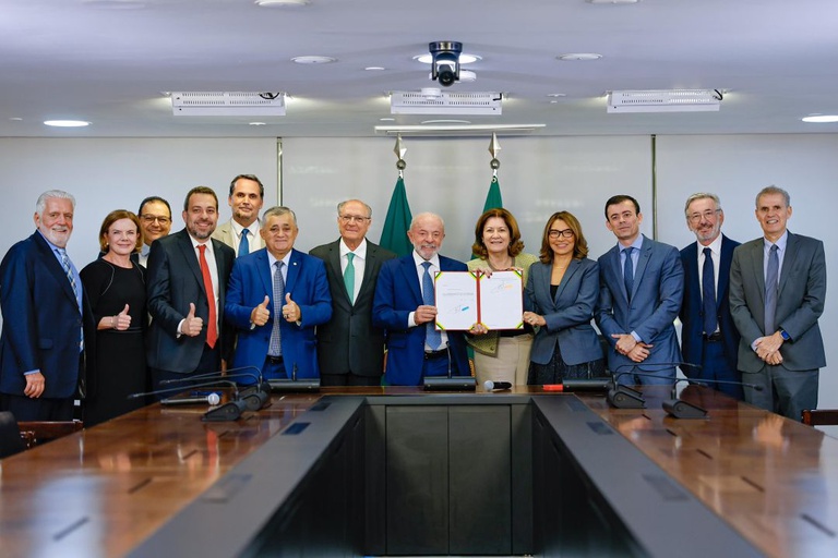 Leia mais sobre o artigo Presidente Lula assina MP e taxa das blusinhas deixa de ser cobrada